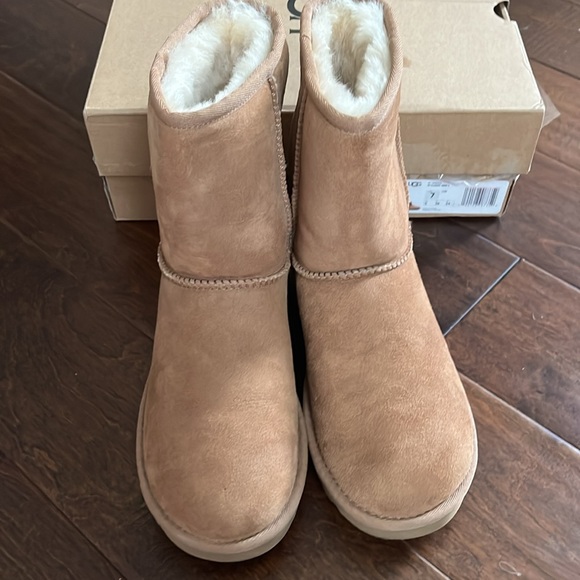 Ugg Classic Mini Chestnut II Boot, like new - Picture 3 of 8